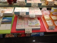 こちらは、弘前を代表するお菓子屋さんのひとつ「しかないせんべい」

津軽せんべい(南部せんべいが分かれたもので、小麦をお醤油を使わずに焼き上げます)を、極薄のクラッカーのような生地に大胆にアレンジし、さらにせんべいの薄さにカットした丸いりんごを組み込み微妙な味に仕上げた「こあき」が主力です。さくら風味のさくらせんべいもお勧めです。
弘前の銘菓の1つとして、自分用にも、贈答用にも、こちらの「こあき」を始めとする製品は大変お勧めです。

残念なのは、口コミコーナーに記載されている内容が、全く関係のない別の店の内容ばかりと言うことです。。。