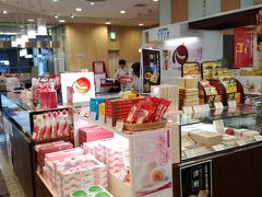 こちらは、最近、カルディーコーヒーや成城石井などでも製品を見かける「ラグノオ」
マーガリンなども一部使用した、ちょっと大衆的な、だけれど、ちょっと高級感のある洋菓子のお店です。
