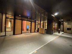 第一滝本館の温泉を利用します。
入り口がリニューアルされて少し狭く感じました。
お洒落ですが開放感がなくなったなぁ。

温泉からは地獄谷が一望できます。
天気も良く、星が綺麗でした。