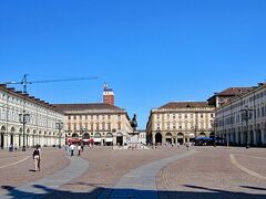 9月7日
宿泊ホテルの北側数百メートルの場所、トリノ旧市街の中心部にあるサンカルロ広場です。17世紀に造られた広場で、「トリノの応接間」と称され、トリノの人々に親しまれてきた広場です。