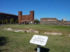 遺跡保存地区のようなアルケオロージコ・トッリ・パラティネ公園にレンガ色の建造物がありました。ローマ時代建造のトリノの城門の一つ、パラティーノ門です。紀元前1世紀に建造された門で、北側からトリノの町に入る際の城門だったそうです。