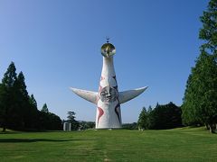 ガンダムカフェの後は、万博記念公園の太陽の塔を見に行きます。
芸術家の岡本太郎が、大阪万博の象徴として設計したこの像。上部にある黄金の顔、中心部の太陽の顔、背面にある黒い太陽、当時地下展示されていた地底の太陽の、４つの顔を持っています。
大阪万博から５０年以上も同じ場所に立ち続けていると思うと、非常に強い存在感を感じます。

ちょうどここでは来園者が皆太陽の塔をポーズをして写真撮影をしていました。僕はちょっと捻って、すしざんまいの社長のポーズをして写真を撮りました（←なんで？）。