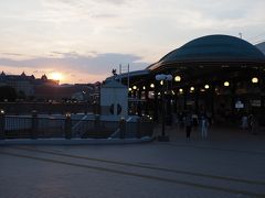 子どもの部活が終わって、シャワーを終えてから家を出、6時半ごろ舞浜につきました。
もう暮れ時。