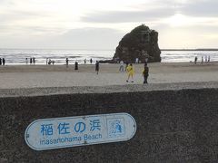 閉館時間まで博物館にいて、それから夜ご飯を食べようと思ったら、店が閉まってる。。。観光地の夜は早い。。。

バスが来ないので、散歩しながらサンセットを見に「稲佐の浜」へやって来ました。車で来てる人沢山いました。でも曇ってるから、綺麗に見えないなー。
