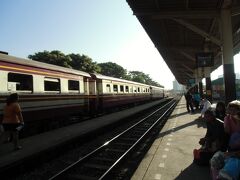 おー、タイ国鉄の客車列車が停まってるよ～。