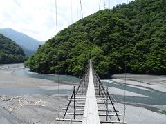 ゲートから林道を30分ほど歩き、畑薙大吊橋を渡って登山道へ。高度感が結構ありました。