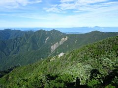 山頂の近くの展望台から西側の景色が見えました。真ん中付近に光石、右奥には恵那山。