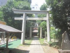 塩竈公園の奥にある鳥居の奥には塩釡神社があります
元禄8年に伊達藩主･陸奥守伊達綱村が伊達藩内にある陸奥国一宮鹽竈神社本社から分霊を勧請して伊達家上屋敷(現在の日テレタワー周辺)に創建した後､安政3年に13代藩主･伊達慶邦がここにあった伊達藩中屋敷に遷座した神社です