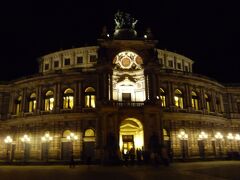 　ドレスデン城と向かい合う位置にゼンパーオペラ劇場。この時刻ひょっとしたら上演中かも。