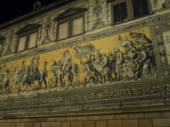 　外壁に有名な壁画「君主の行列」がありました。