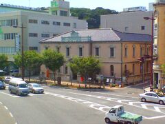 下関南部町郵便局は現役の郵便局舎としては国内最古だそうで、1900年(明治33年)に建てられたそうです。
軽く100歳超え…。