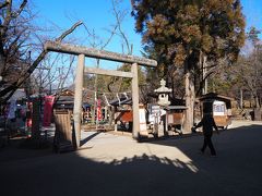 門をくぐった先の一帯が上田城の本丸。門入ってすぐ真田神社の鳥居。