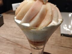 震えるほど美味しかった締めパフェ。値段も、高いです1800円。
そのくらいが相場みたい。