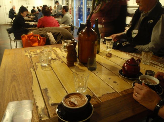 ツアー最後のカフェは、実験室風