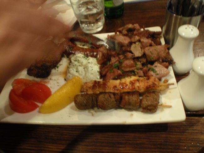 ヨーグルトっぽいソースで肉を食べる