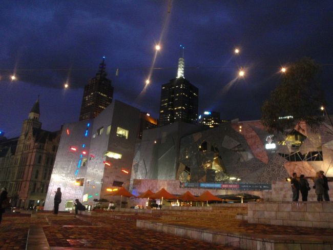 夜のアートセンターの辺り