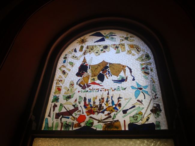 ユダヤ教は教育が厳しくトーラを頑張って覚える、文字を読みまくる、というイメージでしたが、この教会にはステンドグラスがありました。