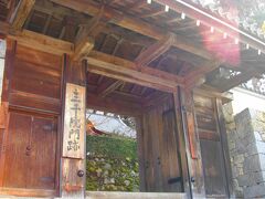 お墓参りの後は叔父の案内で京都観光、まずは三千院にやって来ました。
三千院は四季折々の自然と苔の綺麗な庭園で有名だそうです。
とても風格のある門跡をくぐります。