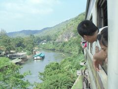 川沿いの崖どころか