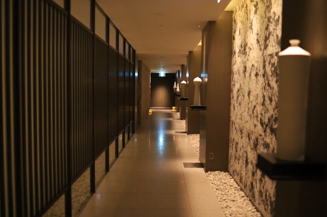 B2Fにスパやプールがあると聞いて、見学に来ました。この通路の先の行き止まりの左手に入口があります。