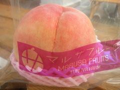 「マルサフルーツ」で１つ600円の桃を購入。

大きくて美味しかったです。
