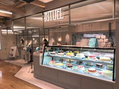 東京・新宿『ルミネ新宿1』B2F【RITUEL CAFE】

2020年6月5日にオープンした【リチュエルカフェ】ルミネ新宿店の
写真。

以前、表参道にオープンした際にピスタチオ味のエスカルゴの
渦巻パンが名物のブーランジェリー【RITUEL（リチュエル）】を
載せました。そこのカフェができていました。

今ではパンは新宿伊勢丹店と日本橋高島屋S.C.店でしか買えません。
（ほかの店舗はクローズ）
【リチュエルカフェ】ルミネ新宿店でも売っていません。

＜営業時間＞
平日・土 9:00～21:00 / 日祝 9:00～20:00