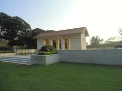 チョンカイ共同墓地へ。