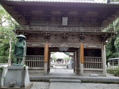 土佐最初の霊場、24番最御崎寺（ほつみさきじ）の仁王門前に修行中の弘法大師像があります。空の明星が大師の口に入って記憶力を増したり、男装した母に降る火の雨から守るため大師が寺近くの大岩をねじ伏せて避難させたりと不思議伝説の多い寺です。