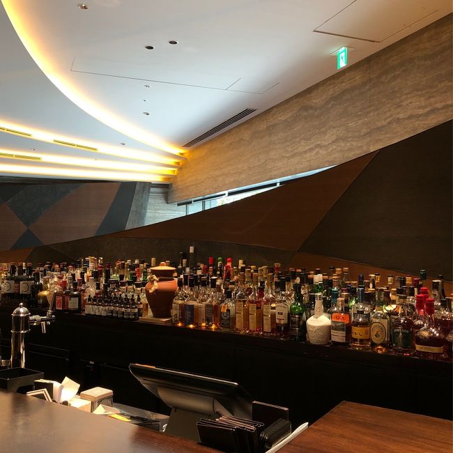 エントランスを入って右手には、大きなバーカウンター