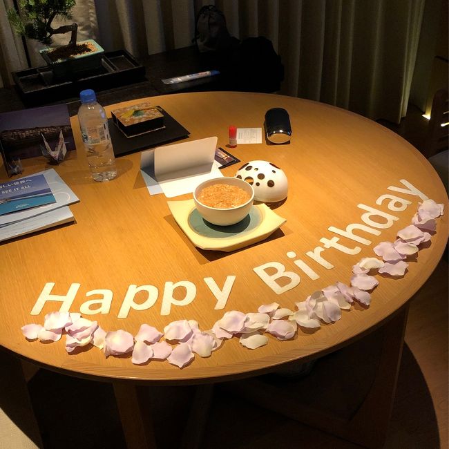 部屋に戻ってみるとターンダウンされていた…だけじゃなく、テーブルの上にこんな飾りが…<br /><br />花は造花で、文字は使い回せるようにパウチされていたけれど、嬉しいよね。<br /><br />テーブルの上、散らかしていてごめんなさい…