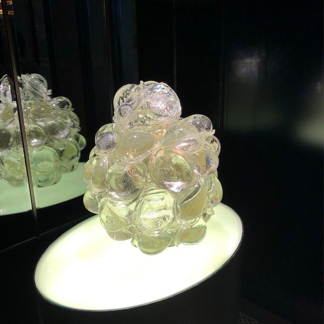 リッツカールトン京都の食事編<br /><br />イタリアンのラ・ロカンダでディナーをいただきました。これはエントランスにあるガラスのオブジェです。