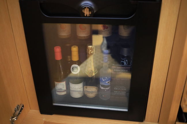 冷蔵庫にもぎっしりワインやシャンパンが詰まっています。