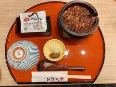 夜は名古屋に帰ってきてひつまぶし
なんでこういうご飯って最初は小さく見えるのに
食べているとお腹一杯になるんだろう？