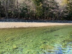 こちらは内宮近くを流れていた綺麗な川
水がとても透き通っていて、暖かい日だったので手を水に浸けている方もちらほら