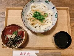 本日のお昼ご飯はこちら

奥野家で伊勢うどんとミニ手こね寿司のセットを頂きました。
伊勢ってうどんが名物だったんですね。。初めて知りました。
香川のうどんとはまた違って、やわらかめで初めて食べるタイプのうどんでした。

おかげ横丁はどのお店も混んでいましたが、こちらのお店は広かったためあまり待たずに入ることが出来ました。
座席も広々で居心地がよかったです。