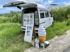 沖縄県道206号を空港方面に走らせ明石集落を過ぎると海側の路肩にソフトクリームの看板と軽自動車がとまっています。