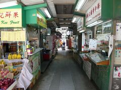 上環の印鑑ストリートで、簡易使用の篆刻（てんこく）印を注文。絶対飲茶２回目の「蓮香居」も。店内のゆったりした雰囲気、客の数十年常連的な立ち居振る舞い、ワゴンで運ぶ手際と料理、全てがが想像通り。香港で飲茶を！の夢叶う。