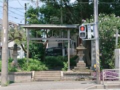 11:25 一里塚、浅間神社
浅間神社は、原宿村の鎮守。鳥居は、
１７７７年の建立。
境内の椎の木は横浜市名木古木に指定されています。