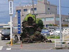 11:47 龍長院入口
写真に見える石碑は、龍長院参道口に位置する「智証大師作の天王不動尊像」です。

龍長院は、室町時代に堅心和尚が開山した瀧長庵でした。その後、鎮護国家の祈願所として龍長寺に改められました。本尊は、釈迦牟尼仏です。


