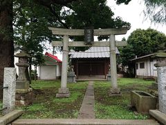 諏訪神社です。
創建年代は不詳ですが、１９０７年に山谷仲町からこの辺りに移転して出来た神社。周辺が「鉄砲宿」と呼ばれていたことから、武神の諏訪神社を勧請したと言われています。
影取の地名の由来となった影取池は、この神社の奥にあったと伝えられています。