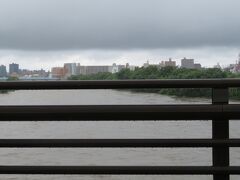 盛岡市内に入って北上川です。

雨が続いていた天気で水量は多く、雲はどんよりで・・