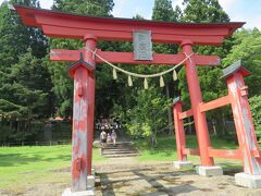 田沢湖の北岸。

御座石神社の鳥居が湖畔に、社殿が少し山側にあります。