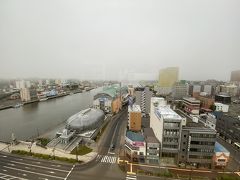 ホテルはラビスタ釧路川。幣舞橋と観光施設フィッシャーマンズワーフMOOが目の前です。大浴場横のラウンジからの眺めです。