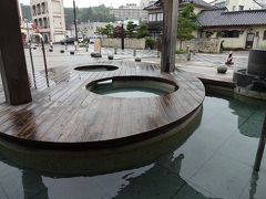 和倉温泉駅から酔い覚ましに総湯までぶらぶらWalking。時折小雨がぱらつく空模様でした。
温泉に浸かって汗を流したいところでしたが、汗を流してもまた汗をかくという悪循環になりそうでしたので、ここは足湯で和倉温泉を楽しむことにしました。