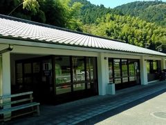 静岡駅7番バス停から「中部国道線」で30分、宇津ノ谷伊入り口で下車。すぐに道の駅があります。食事コーナーもあり、メニューは重質しています。