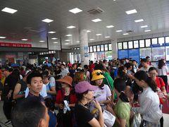 ホテルに戻って、ツアーガイドと合流。
車に乗ってフェリーターミナル（桂林竹江碼頭）に向かいました。
到着すると中は凄い人です。流石中国有数の観光地。普通の週末ですが、すごい人です。うかつに動くと迷子になりそうですので、動かずじっと待機。