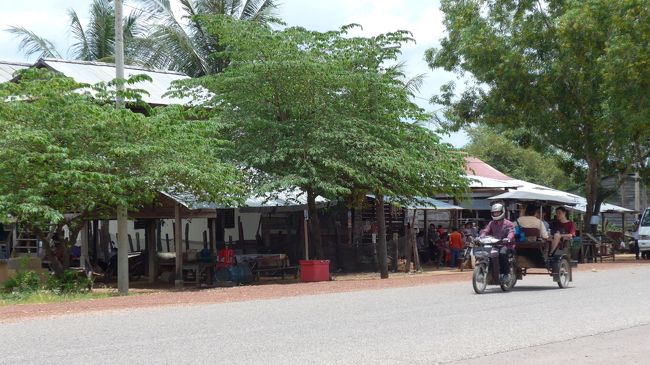 １＜ロリュオスからベンメリアへ＞<br />午前中のロリュオス遺跡群探検を終え、そのままベンメリアへ。<br />シェムリアップからロリュオス遺跡群に至る6号線をそのまま進み、64号線を北に進む片道63.7kmのルート。舗装道路ばかりでなく、砂埃の舞う道もあるので、チャータータクシーで行ったのは正解だった。