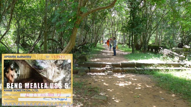 ４＜西参道＞<br />ベンメリアの裏参道となる西参道から遺跡に向かう。<br />大通りに面した南参道は、観光面から広い参道が整備されているが、東・西・北参道は、こんな狭い道が約500m続く。　ちょっと探検気分。<br /><br />※ここは、アンコールパスの対象外。別料金(5ドル)が必要。