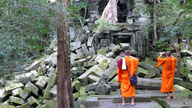 ７＜お坊さんたちも記念撮影＞<br />お坊さんたちも、観光に訪れたのだろうか。スマホで「パチリ！」<br />何だか、おもしろく感じて、その姿を「パチリ！」