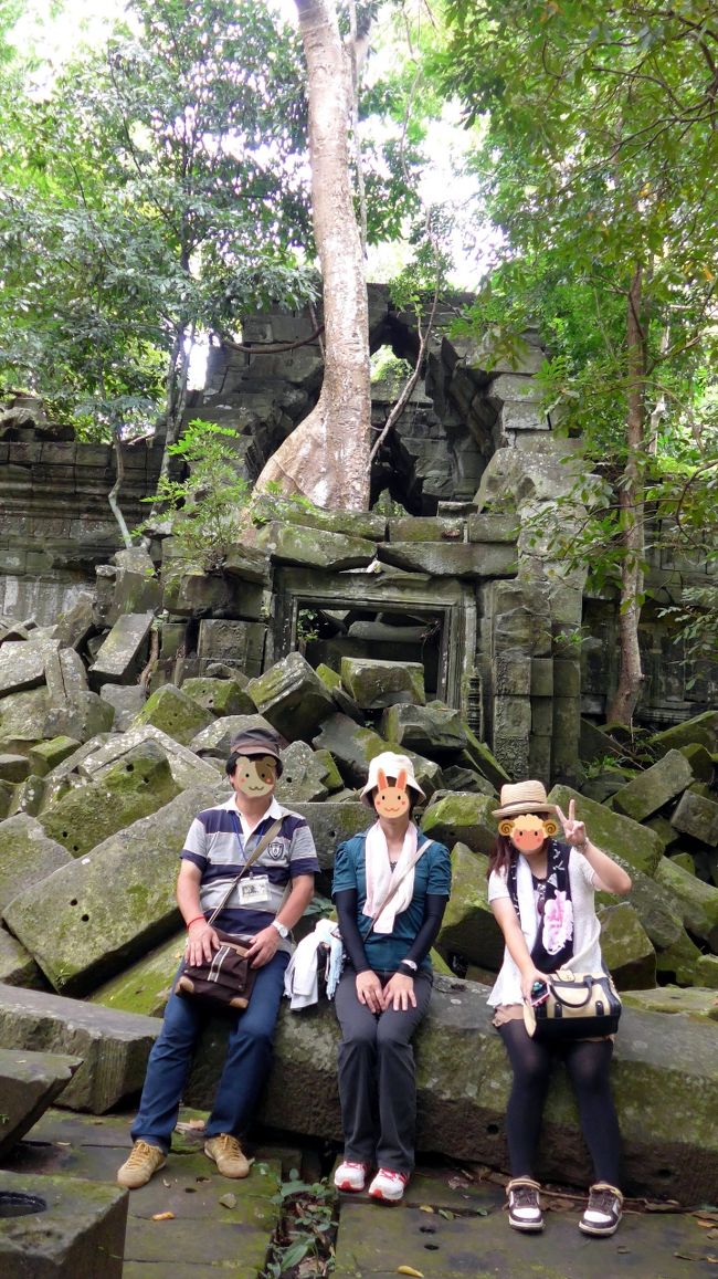 ８＜我が家もパチリ！＞<br />お坊さんたちに負けず？、自分たちも記念撮影。<br />ここから内部に入れないため、南門側へ移動。<br />